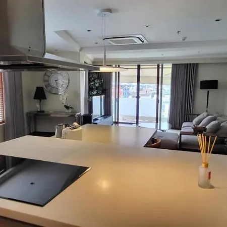 Poblacion Penthouse Suite With Private Roofdeck