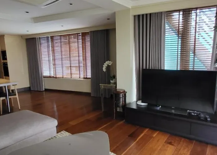 Poblacion Penthouse With Private Roofdeck Appartement